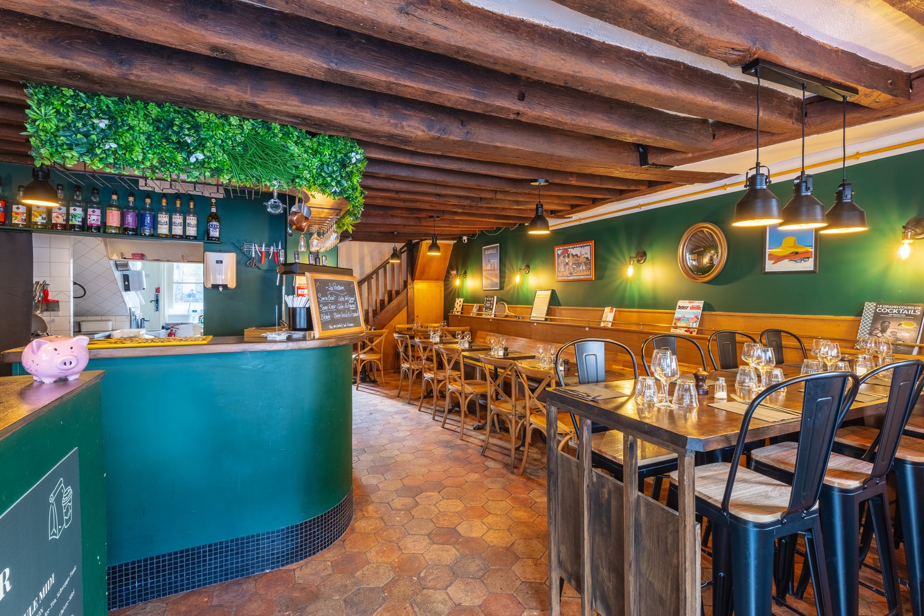 Salle du Carré aux Crêpes, murs colorés et poutres apparentes